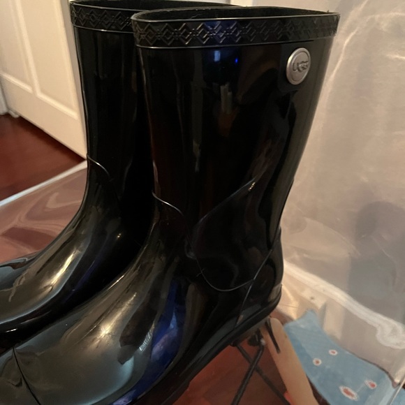 UGG brand Women’s Sienna mid-calf rain boot. Black patent rain boots. Like new. - Picture 3 of 8